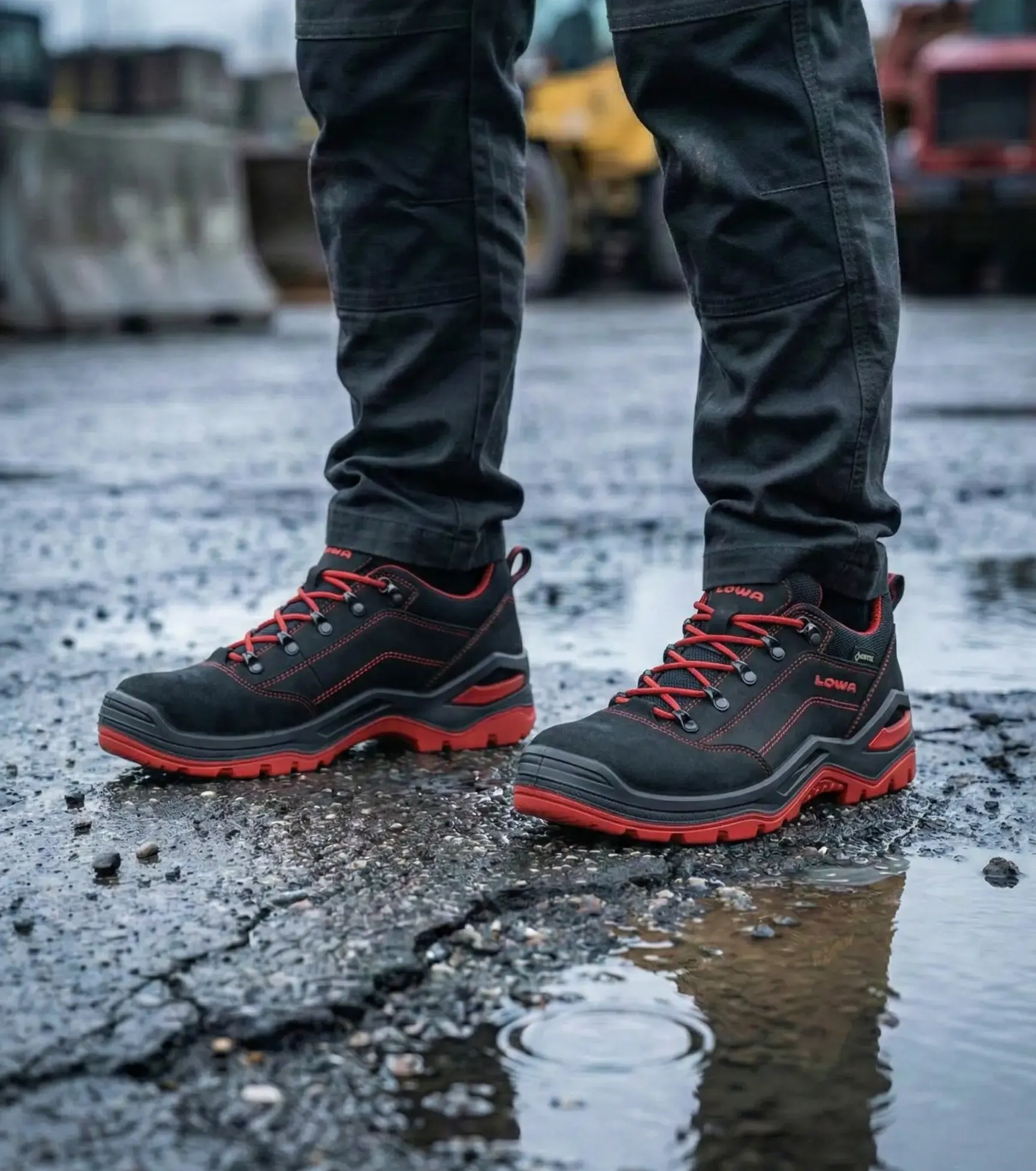 Sfeerafbeelding Lowa Renegade Work GTX Red Low op natte bouwplaats