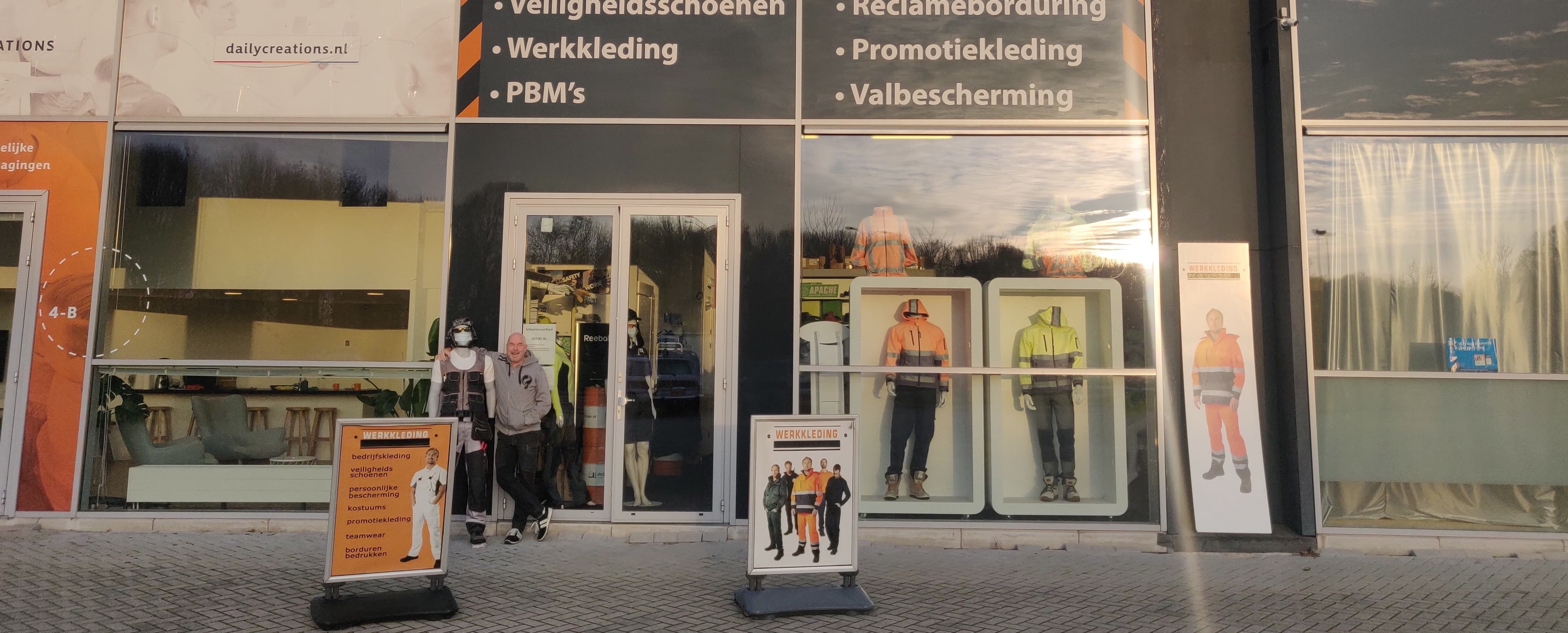 Een afbeelding van Paul voor zijn fysieke winkel, voordat deze sluitte