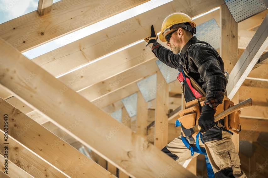 timmerman aan het werk met houten latten