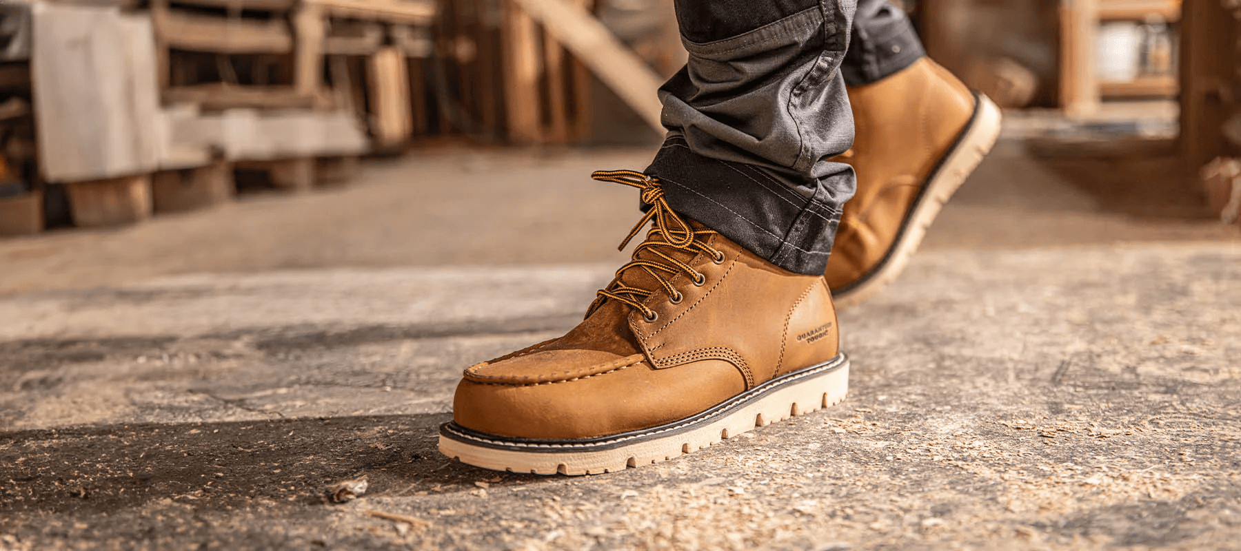 Een close up van een bruine werkschoen